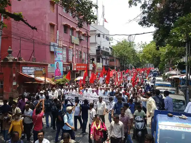 https://images.assettype.com/thequint%2F2019-05%2Fa44529c1-164d-49fa-b6b3-ceb84ca2807a%2Fleft_protest_2.jpg?q=35&auto=format%2Ccompress&w=640