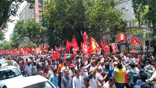 https://images.assettype.com/thequint%2F2019-05%2Fde3ad966-b812-4a7d-81c0-8d21b51cd21d%2Fleft_protest.jpg?q=35&auto=format%2Ccompress&w=640