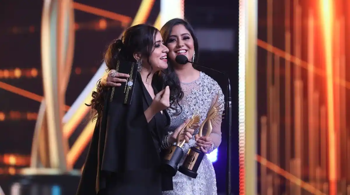 Harshdeep Kaur, Vibha Saraf with their IIFA award for the song Dilbaro from Raazi.