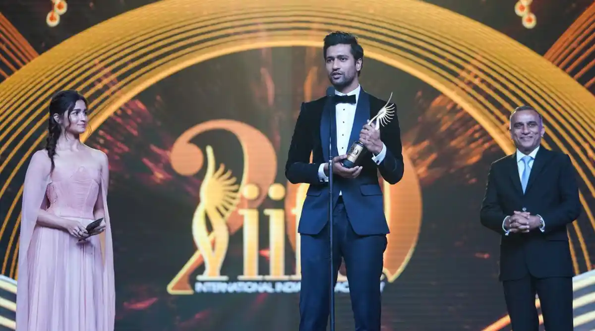 Vicky Kaushal gives a speech after winning for <i>Sanju.</i>