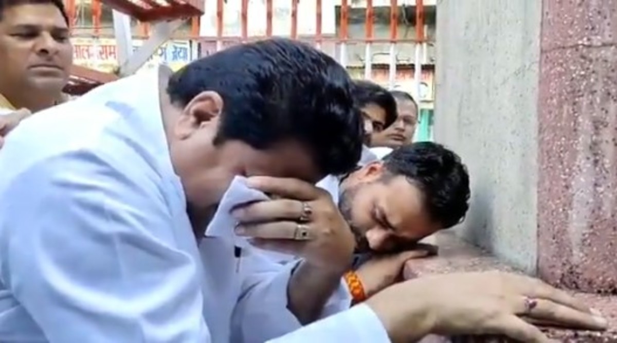 SP Leader Trolled For ‘Crying’ in Front of Gandhi Statue in UP