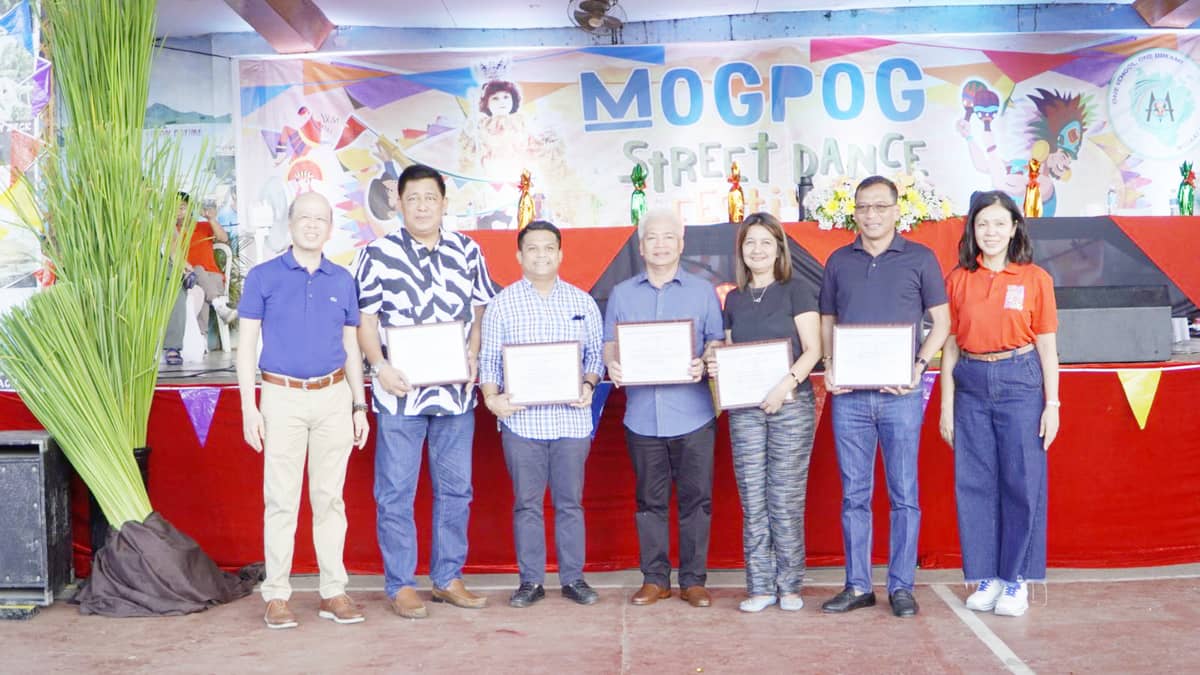 Mogpog Central School Alumni Association Inc. member Joselito ‘Bogs’ Luarca (extreme left) and Alumni president, Chingbee Fernandez (extreme right) join Mogpog Dance Festival 2024 board of judges, namely (2nd to 6th from left) Hermano Mayor Engr. Renato Eugenio; Boac Sangguniang Bayan member Mark Angelo Jinang; Mogpog Mayor Augusto ‘Leo’ Livelo; Dianne Preclaro Villaster; and Bokal Juan John R. Fernandez Jr.