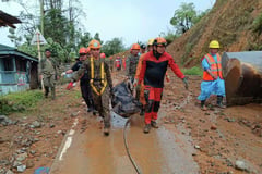 Death toll from Philippine landslide rises to 10