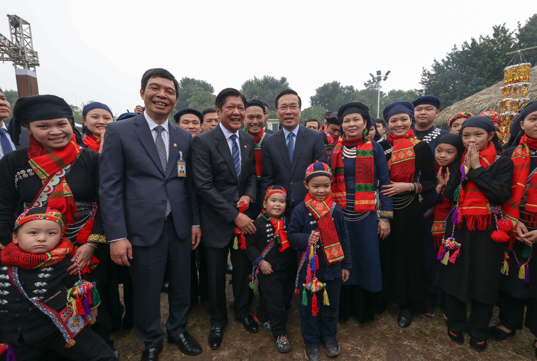 PBBM, President Vo Van Thuong take a stroll at the Imperial Citadel