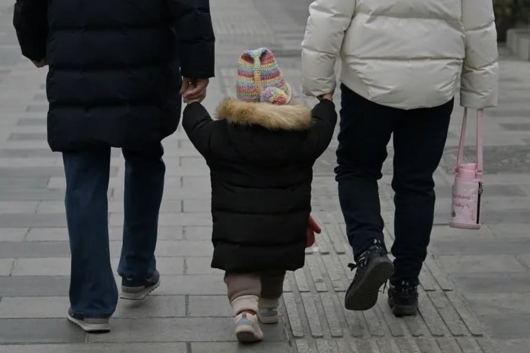 China sets lowest growth target as consumption lags