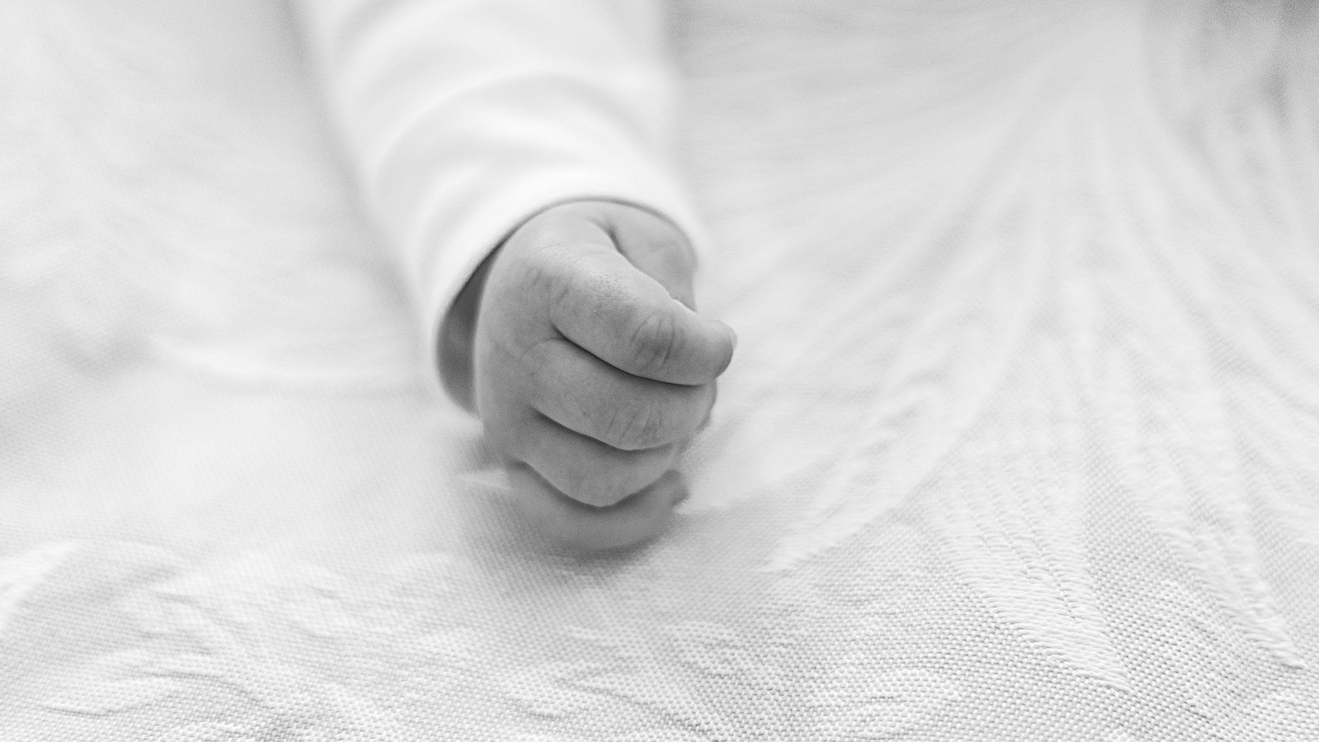4-year-old boy falls from 21st floor