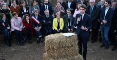 French farmers split on lifting blockade
