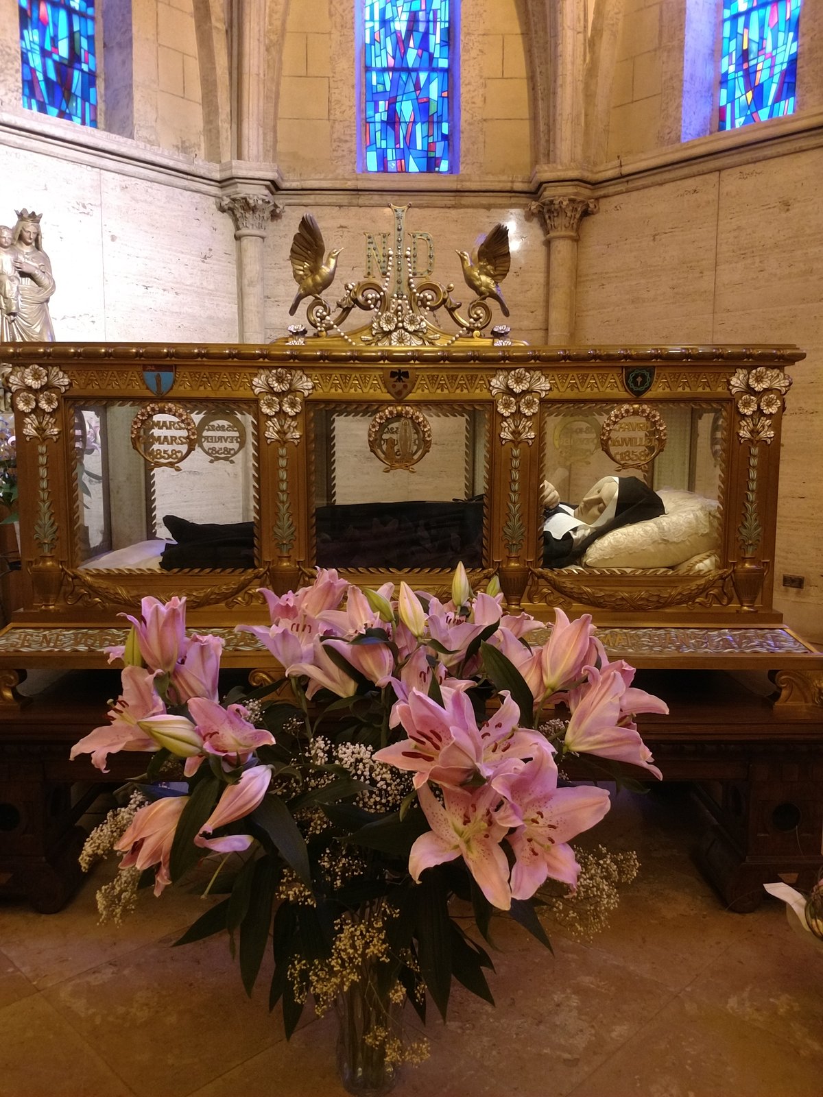The reliquary which contains the incorrupt body of the saint. | PhotoGRAPH COURTESY OF by Jabonsbachek (CC BY-SA 4.0 DEED)/creativecommons