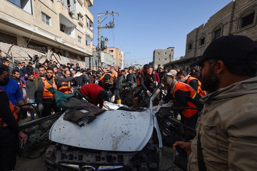 Gunfire, air strikes as Israel pushes south against Gaza militants