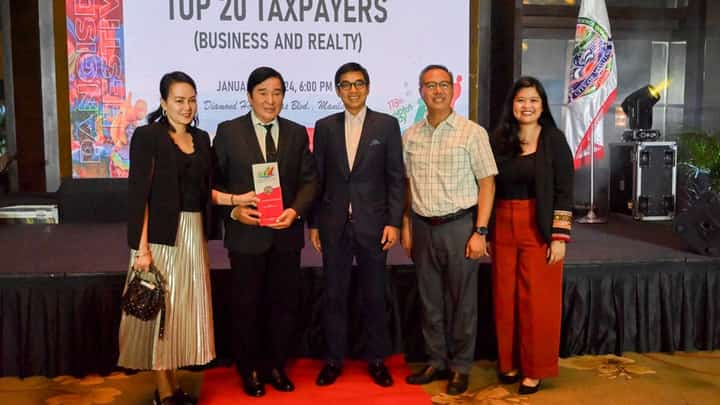 photograph courtesy of phileco
Navotas growth partner Phil. Ecology Systems Corp. (PhilEco) chairman Reghis M. Romero II displays the Top Taxpayers Award received from Navotas Mayor John Rey Tiangco (center) along with PhilEco president and COO Engr. Jouie V. Lee Oliver (second from right). Flanking them are Judy Savares (left) and senior business development and marketing manager Priscilla Mangune of PhilEco, the company that owns and operates the Navotas sanitary landfill facility. PhilEco is a ‘Triple A’ waste management and environmental engineering and infrastructure firm with various projects across the archipelago.