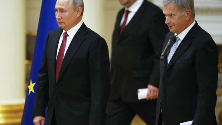 (FILES) President of the Republic of Finland Sauli Niinisto (R) and his Russian counterpart Vladimir Putin walk to attend a press conference after their meeting at the President’s official residence Mantyniemi in Helsinki, Finland, on 21 August 2019. Finland goes to the polls on 28 January 2024 to elect a new president, whose role leading foreign policy has been amplified by heightened tensions with neighboring Russia following the war in Ukraine.