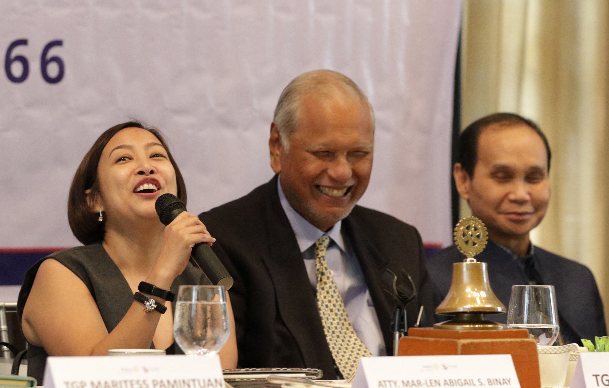 Photographs by joey sanchez mendoza for the daily tribune @tribunephl_joey
Makati Mayor Abby Binay, who was guest of honor and speaker during the joint meeting of the Rotary Clubs of Makati, Makati Central, Makati North and Makati West weekly at the Peninsula Manila last Tuesday, 9 January 2024, shares a light moment with RC Makati president Bing Matoto and Rotary Club of Makati North Dennis Pe.