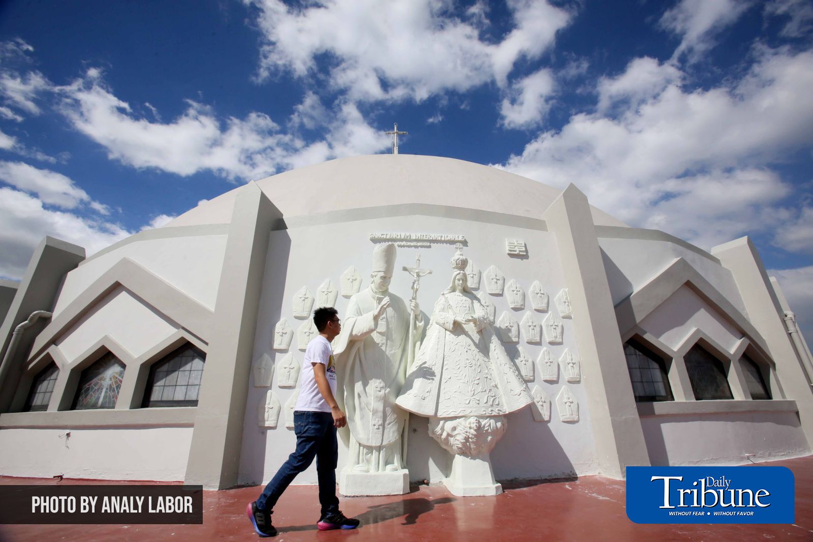 Statue of Pope Francis and the Virgin Mary at Antipolo Cathedral