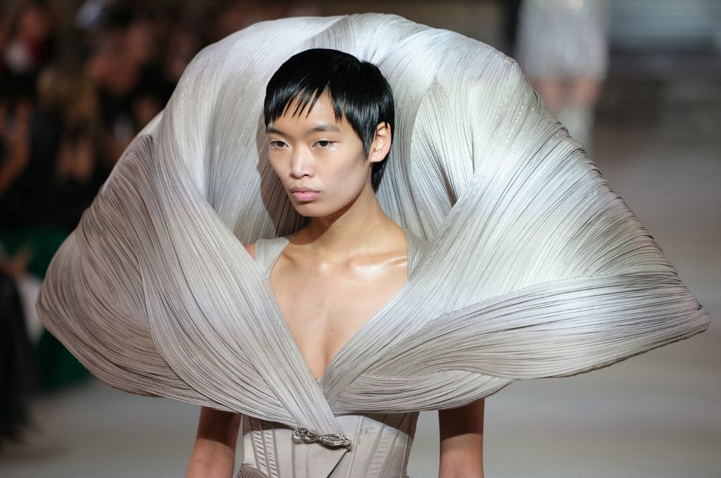 Balletcore, dunes and vamps at Paris couture week

