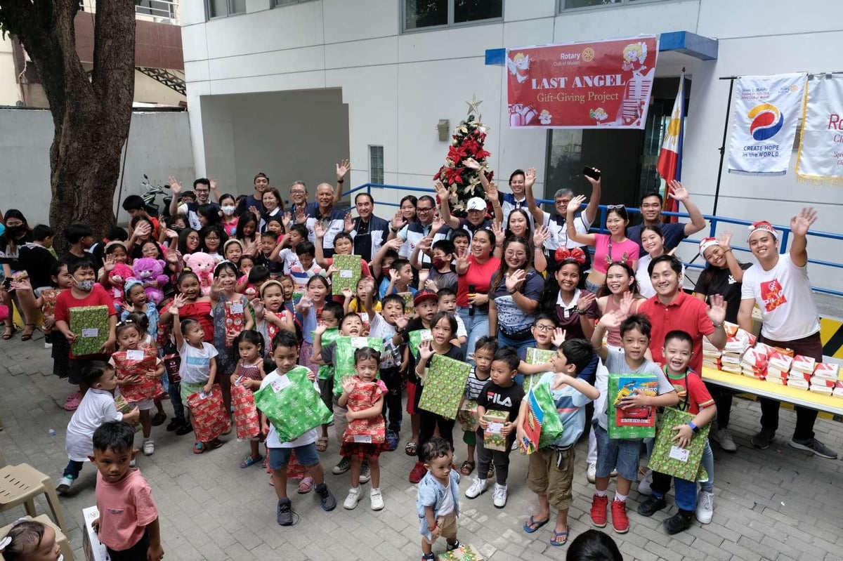 Photograph courtesy of Richard Manilag for RC Makati
Rotary Community Corp Bukluran's last Angel gift-giving on 2 December 2023 held at the Rotary Club of Makati Clubhouse with RC Makati members led by Club president Bing Matoto and Rotaract Club of Makati led by president  Adrian Manuel.