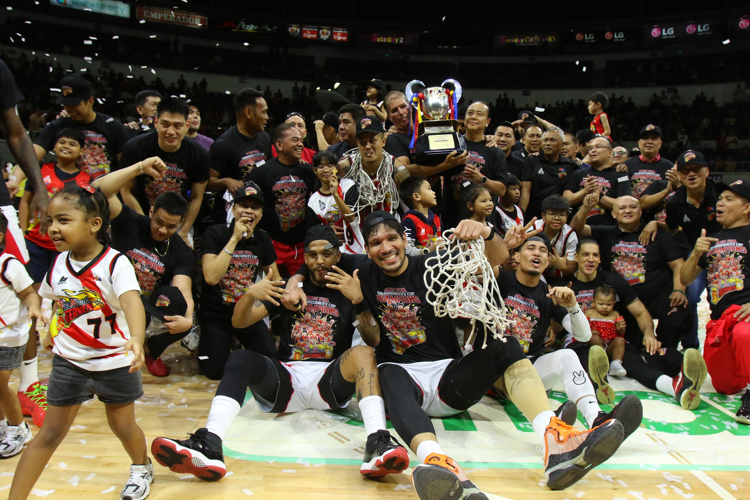 San Miguel Beer celebrates after winning the Philippine Basketball Association Commissioner’s Cup title following a 104-102 win over Magnolia 
in Game 6 of their best-of-seven finals series last night at the Smart Araneta Coliseum.