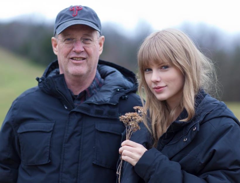 Aussie police probes punching of fotog
by Taylor Swift’s dad