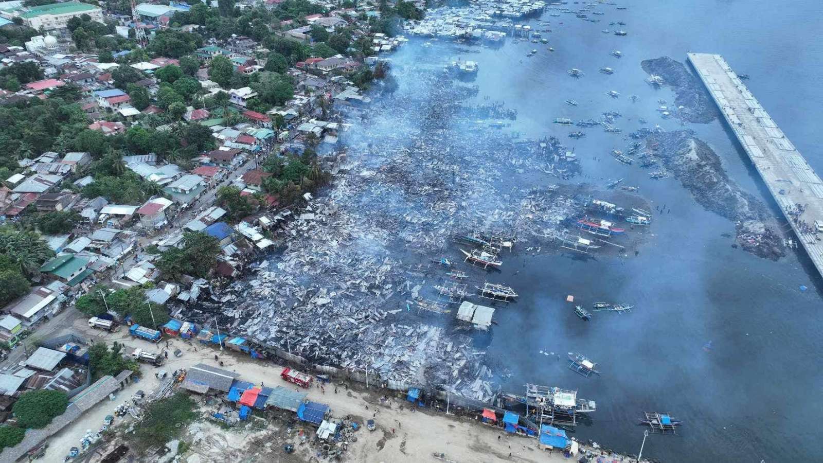 Massive fire engulfs coastal homes in Puerto Princesa