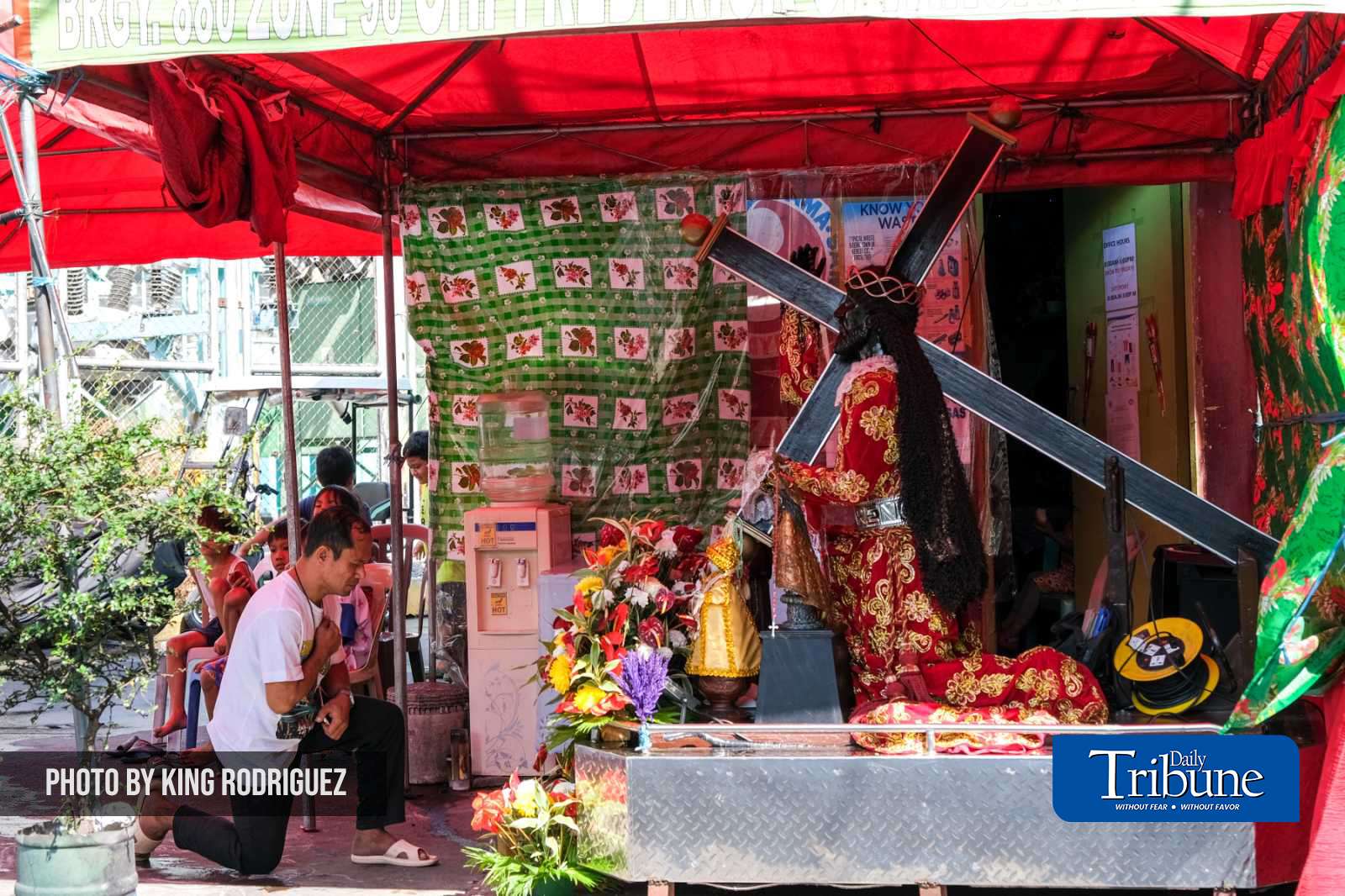 Barangay residents pay respect to Black Nazarene