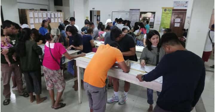Comelec logs over 400,000 on first week of voter registration