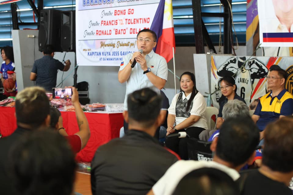 Go, Tolentino, Dela Rosa provide aid to indigents in Pasig