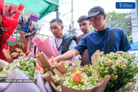 Early buyers at Dangwa