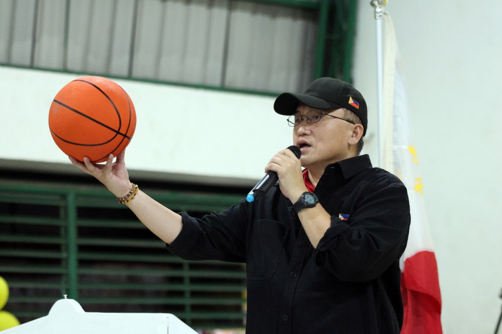 Go visits recovering Las Piñas fire victims 
