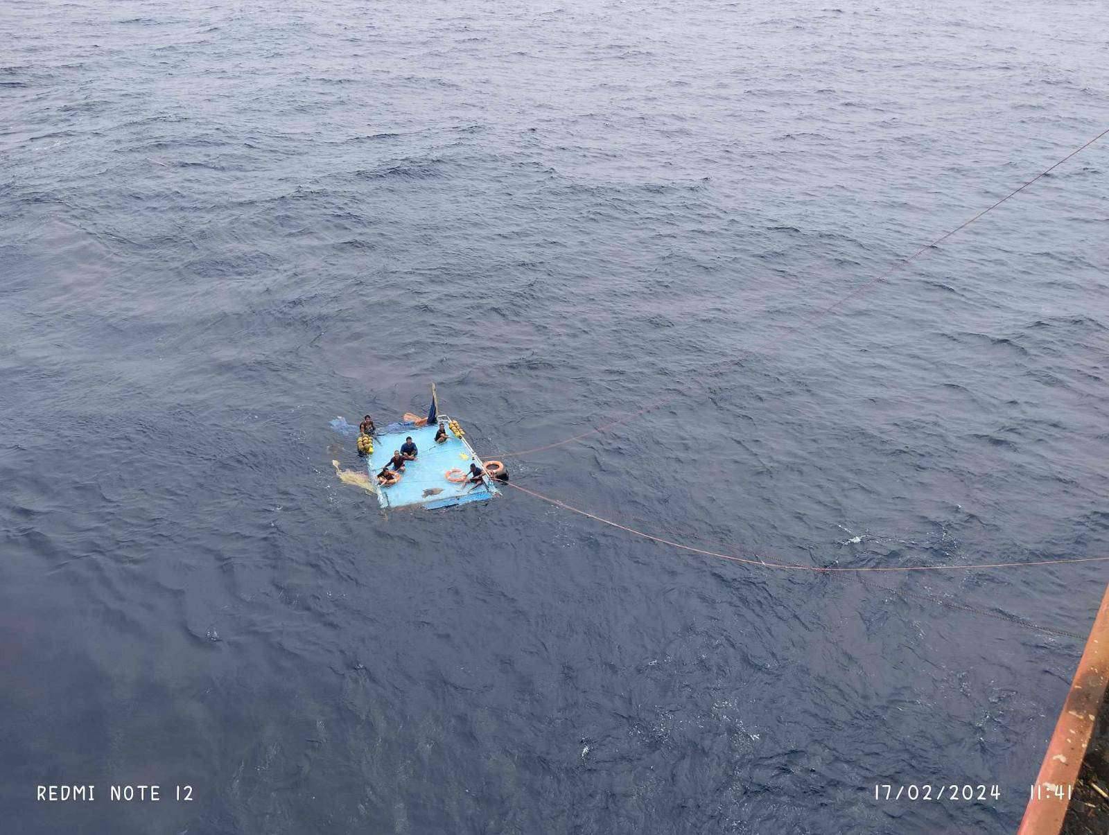 Six fishermen rescued off capsized boat