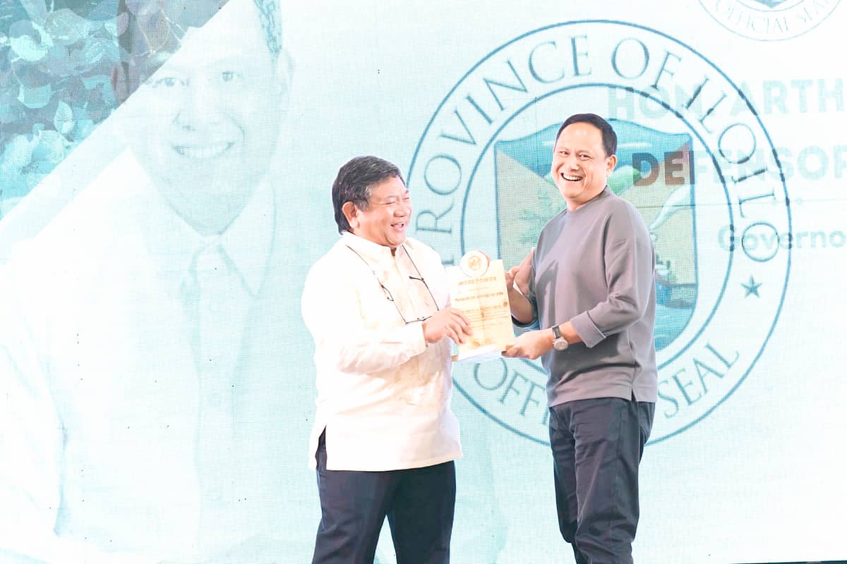 The MORE Power President and CEO handed over the Plaque of Recognition to Iloilo Governor Arthur Defensor Jr. for the partnership in the development provided to MORE Power.