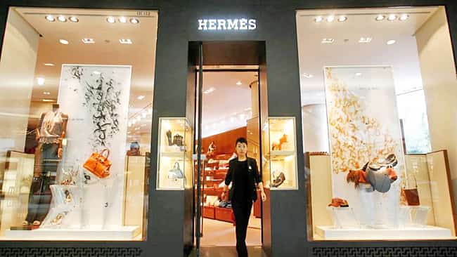 The group said its 22,000 employees worldwide would get a 4,000-euro bonus early this year as part of "its policy of sharing the fruits of growth with all those who contribute to it on a daily basis".