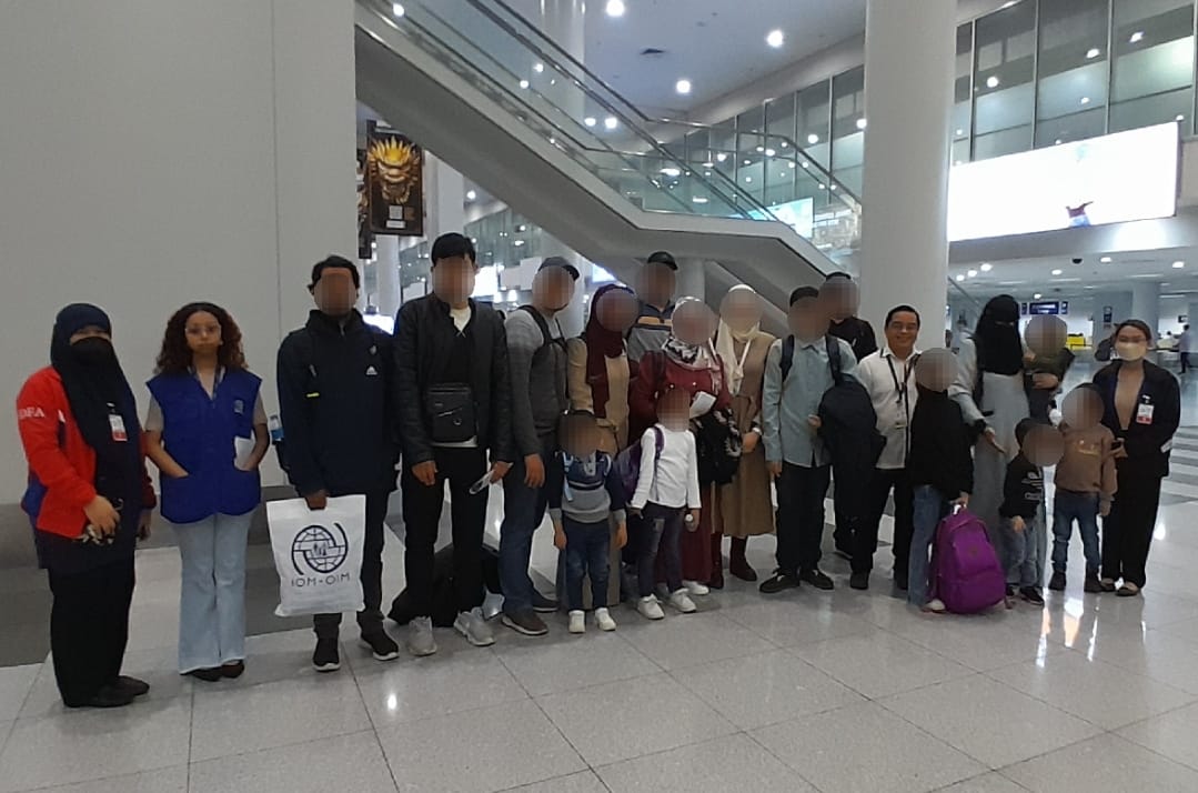 De Vega welcomes Filipino repatriates from Gaza Strip