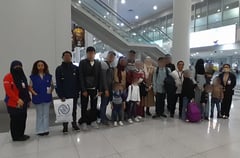 De Vega welcomes Filipino repatriates from Gaza Strip