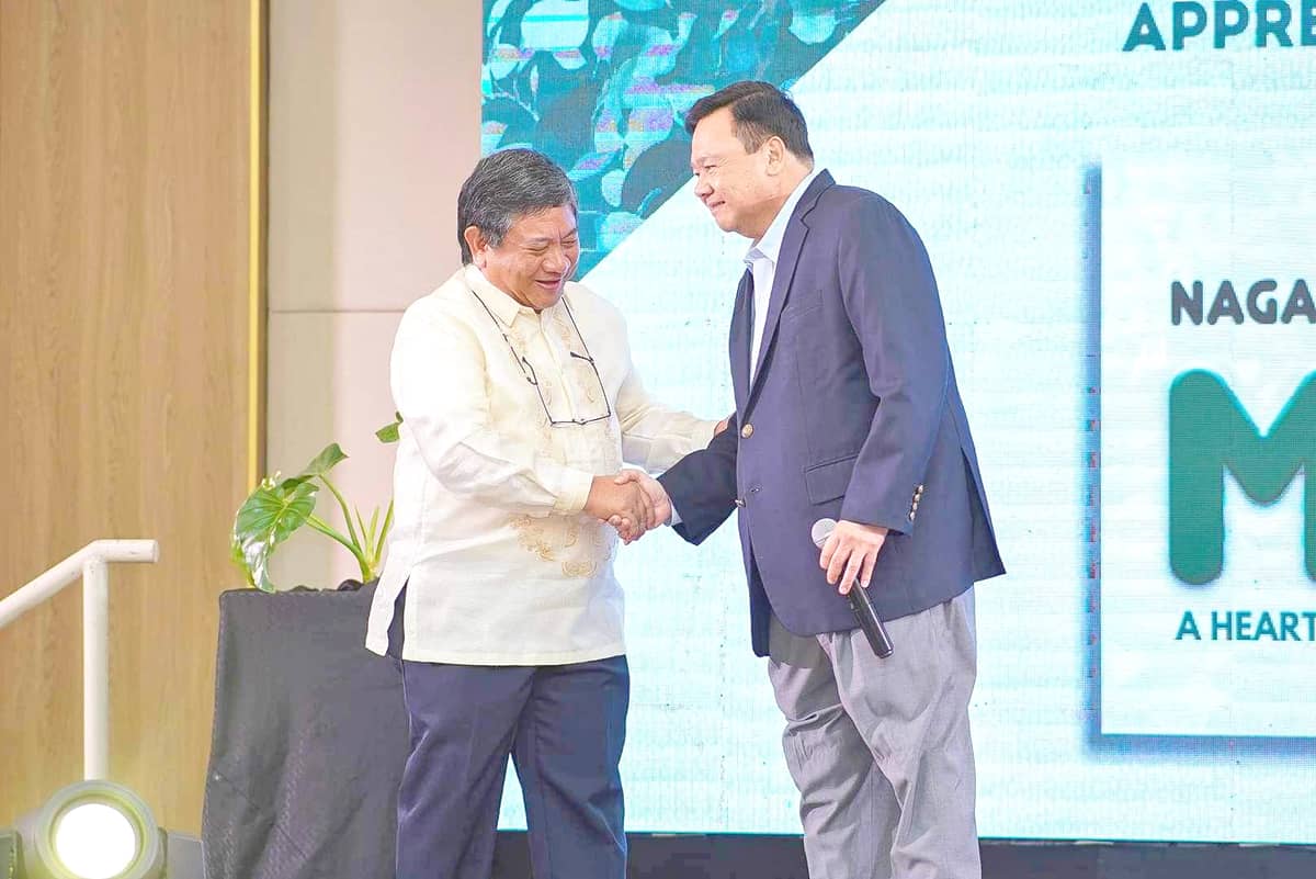 Iloilo City Mayor Jerry P. Treñas expresses gratitude to MORE Power President and CEO Roel Z. Castro during the Partners' Appreciation Night for being the utility's partner in development and sustainability.