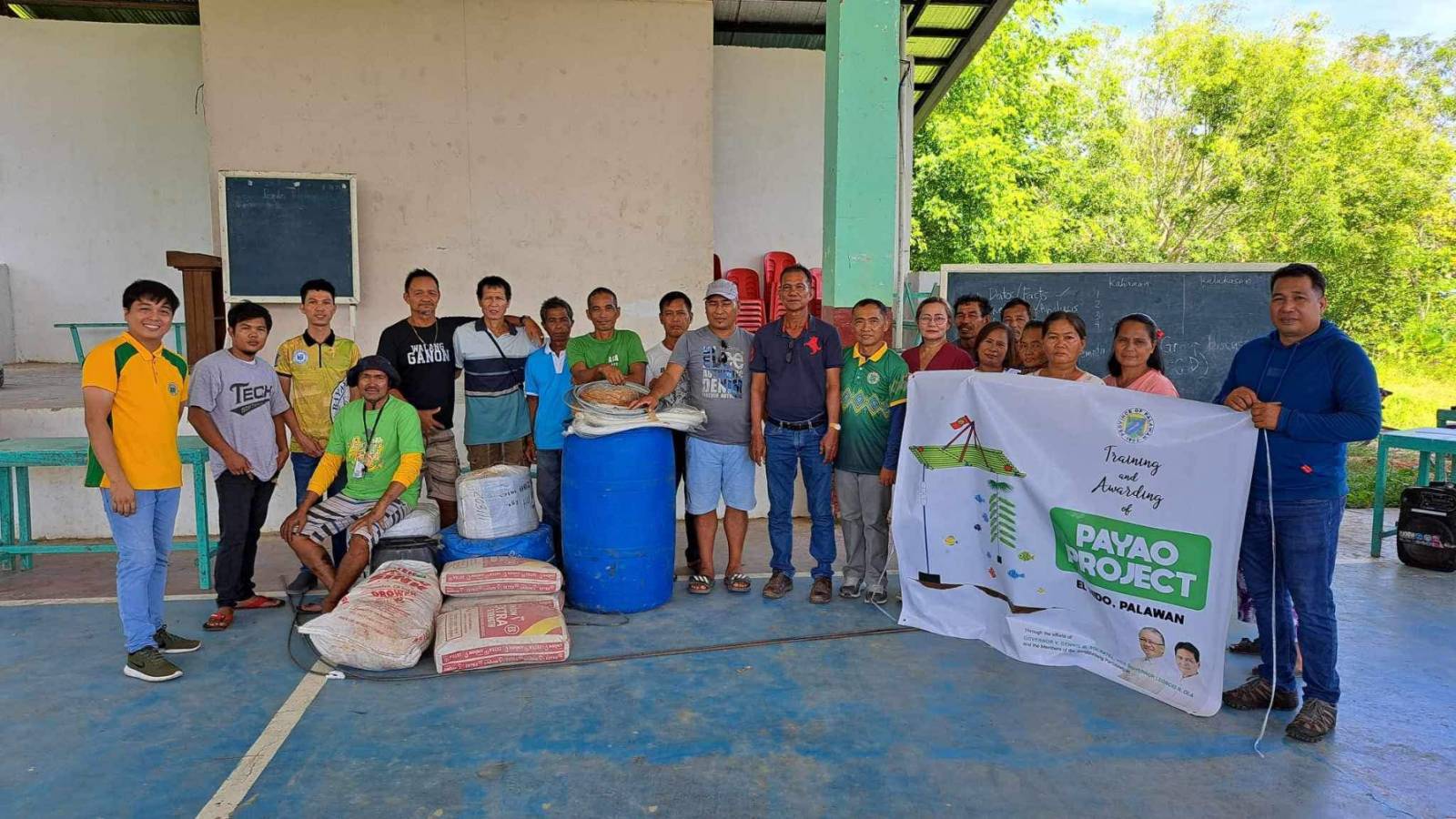 Palawan gov't distributes 'payao' to 138 fishermen