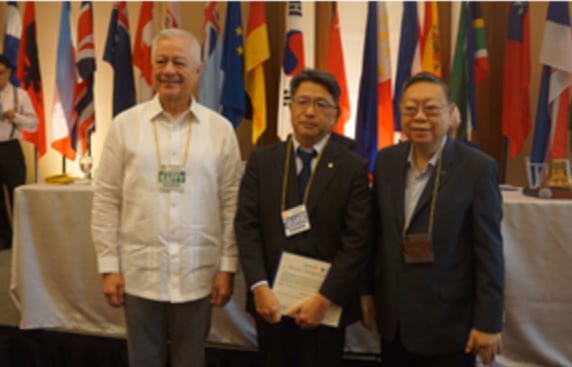 Photo at left shows Spanish Ambassador Miguel Utray being sworn in by Alunan while Utray’s proposer, RC Manila member Daniel Calzado Obrado, looks on. The photo above shows Minister and Consul General Hanada Takehiro flanked by RC Manila president Rafael Alunan III (left) and Hanada’s proposer, PDG Vicente Carlos.