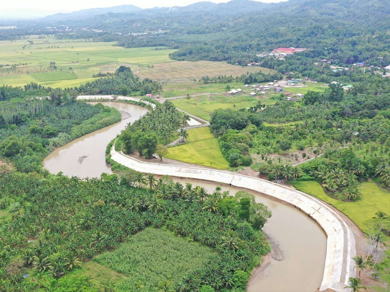 DPWH builds flood control structure along Manat River