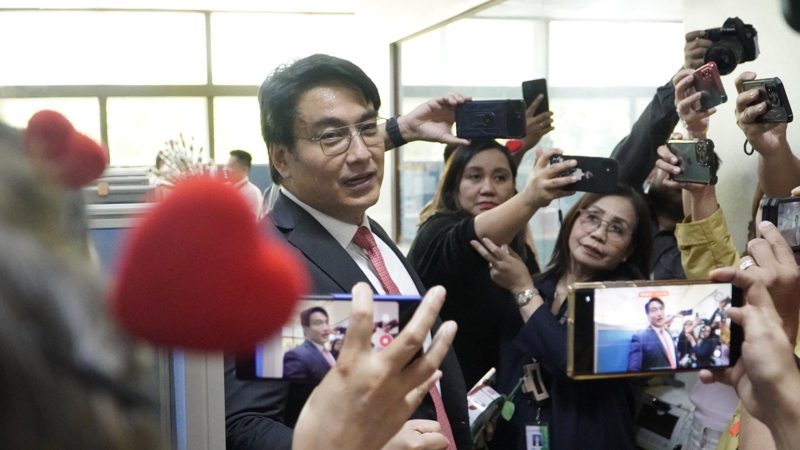 Bong Revilla hands out roses