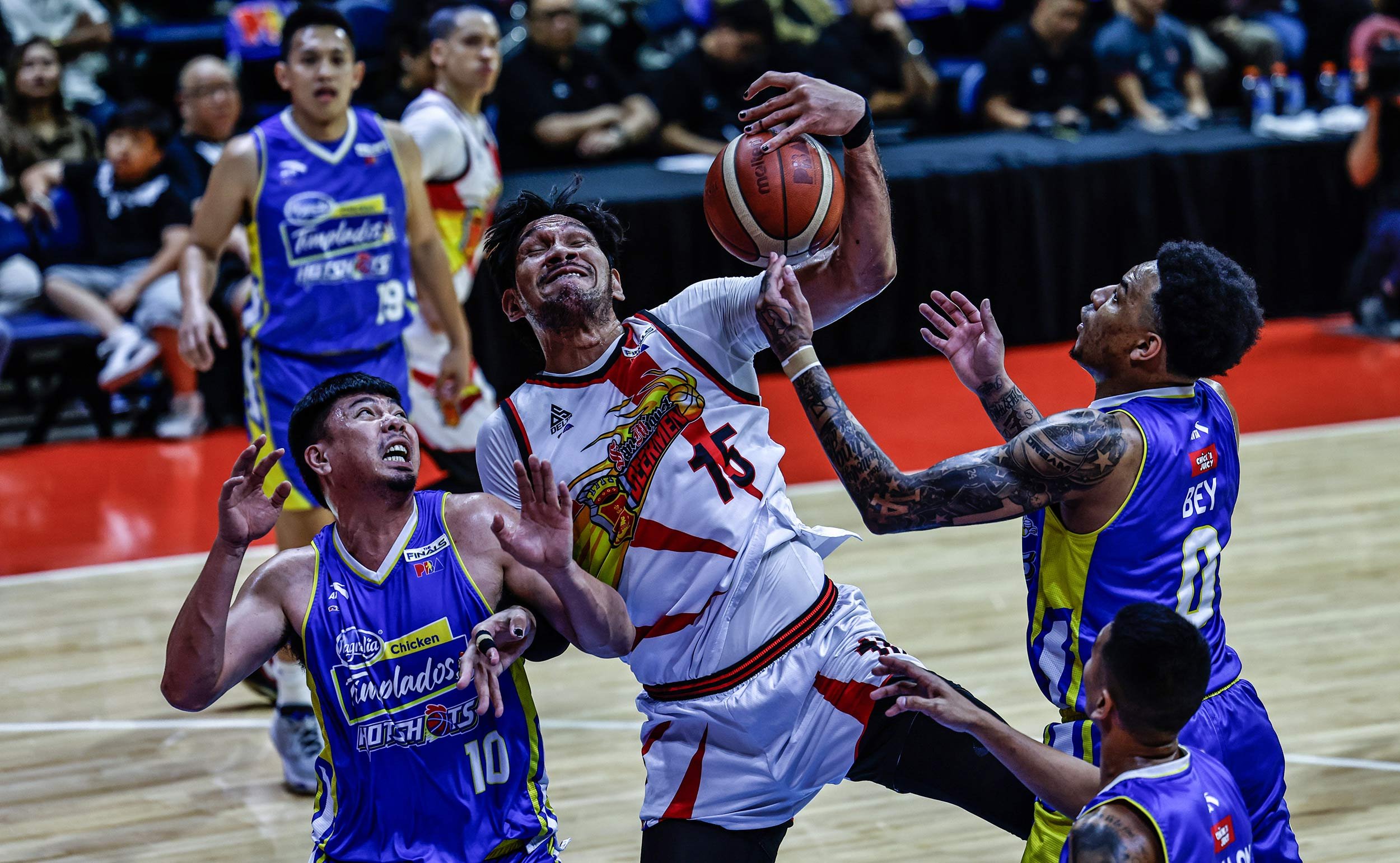 IKAWALONG MVP CROWN ABOT-KAMAY NI FAJARDO
