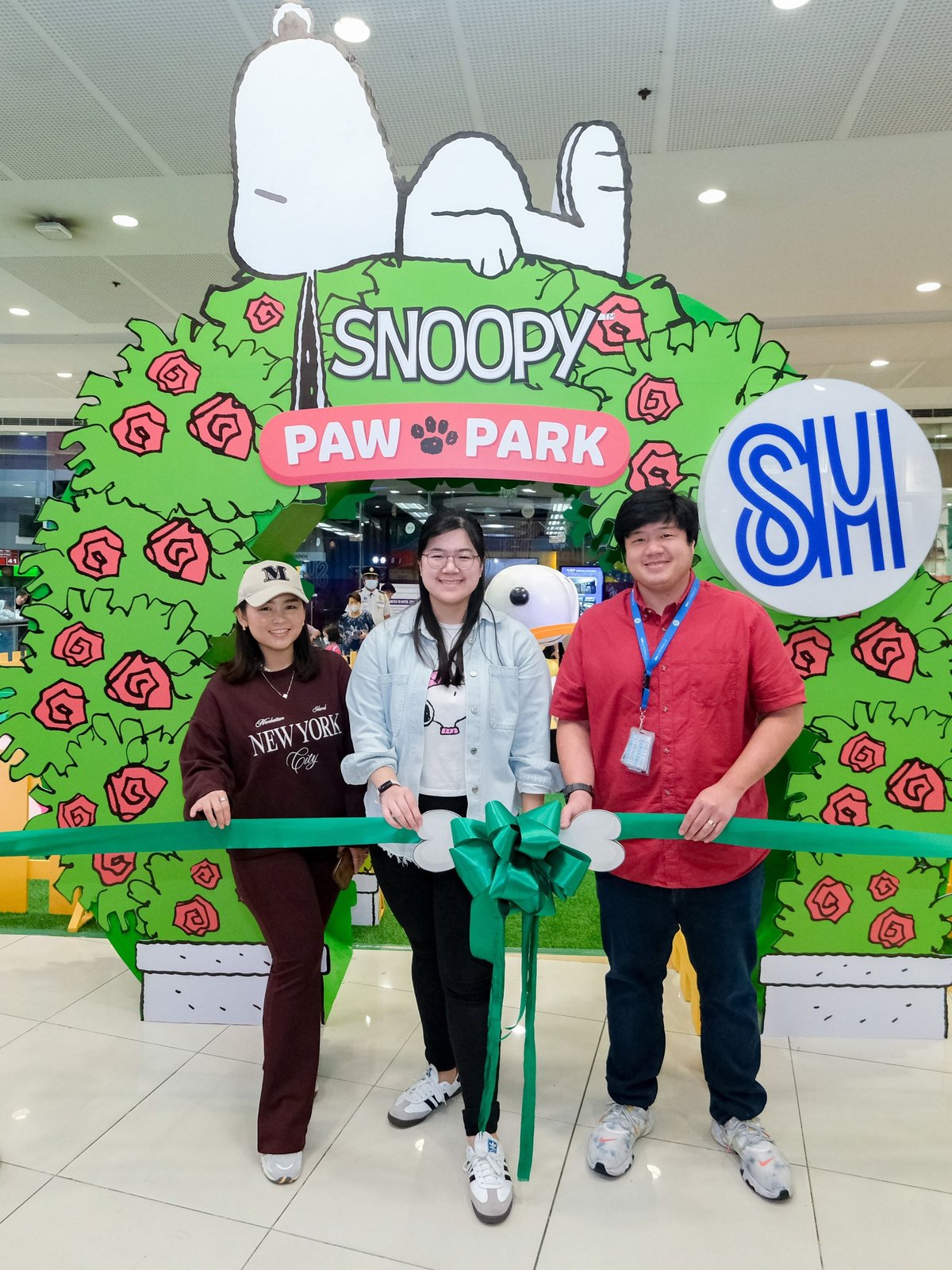SM Supermalls’ Assistant Vice President for Special Events Hanna Carinna Sy (center) with SM Megamall Mall Manager Brian So(right) and SM Supermalls’ Marketing Manager for Special Events Michelle Valero (left).