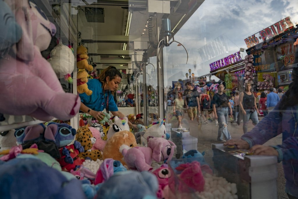 Australian toddler rescued from arcade claw machine

