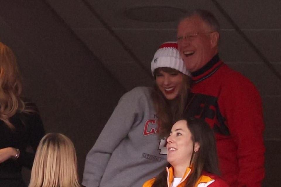 Tatay ni Taylor Swift nanuntok umano ng photographer