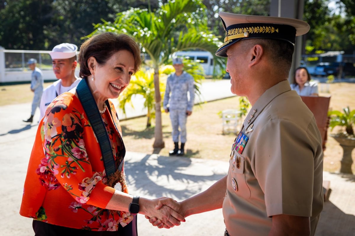 US Ambassador MaryKay Carlson meets with Western Command Chief Vice Admiral Alberto Carlos on 6 February 2024 in Puerto Princesa City, Palawan. (Photo courtesy of US Embassy)