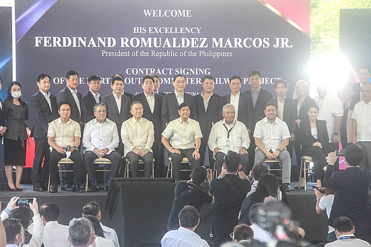 The joint venture between Hyundai Engineering & Construction and Dong Ah Geological, known as HDJV, is at the forefront of the Philippines South Commuter Railway Project, demonstrating significant progress. Tasked with Package 4, 5, and 6 (SCRP S-04, S-05, S-06), their current focus is on the essential 31.5 kilometer stretch from Muntinlupa to Calamba. This initiative moved forward after a contract signing ceremony in October 2022, which was attended by the President Ferdinand Marcos Jr., (Seated, center) Transportation Secretary Jaime Bautista (Seated, right) and C.E.O of Hyundai Engineering and Construction                         Young-Joon Yoon (left), highlighting the project's critical importance.