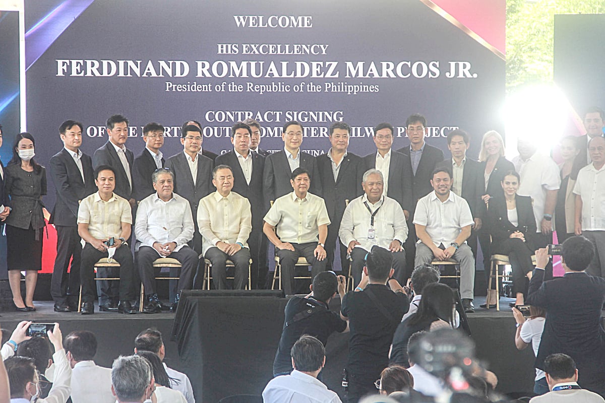 The joint venture between Hyundai Engineering & Construction and Dong Ah Geological, known as HDJV, is at the forefront of the Philippines South Commuter Railway Project, demonstrating significant progress. Tasked with Package 4, 5, and 6 (SCRP S-04, S-05, S-06), their current focus is on the essential 31.5 kilometer stretch from Muntinlupa to Calamba. This initiative moved forward after a contract signing ceremony in October 2022, which was attended by the President Ferdinand Marcos Jr., (Seated, center) Transportation Secretary Jaime Bautista (Seated, right) and C.E.O of Hyundai Engineering and Construction                         Young-Joon Yoon (left), highlighting the project's critical importance.