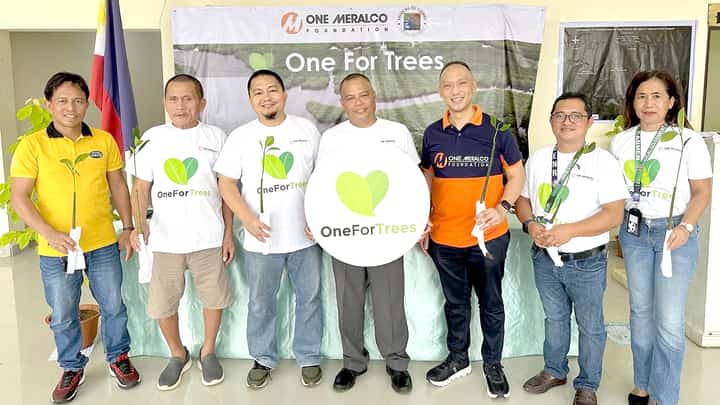 MOA signing with the LGU of Del Carmen, Siargao, Surigao Del Norte, KAMAMANA and One Meralco Foundation Seen in photo are (L-R) Sangguniang Bayan Members Rex Y. Paitan and Judito C. Donoso, Del Carmen Mayor Alfredo M. Coro II, KAMAMANA President Danilo L. Lauras, One Meralco Foundation President Jeffrey O. Tarayao, DENR Protected Area Superintendent Samuel L. Malayao, and Del Carmen Municipal Environment and Natural Resources Officer Gina M. Barquilla.