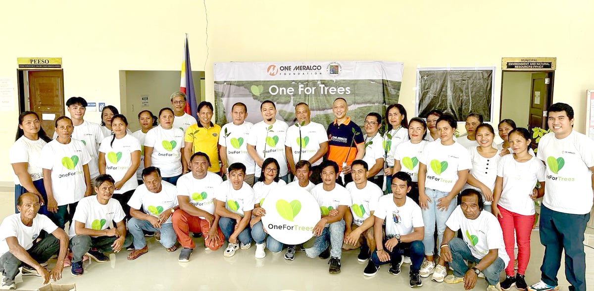 One Meralco Foundation, the local government of Del Carmen, Siargao, Surigao del Norte led by Mayor Alfredo M. Coro II, and members of the people’s organization Kaanib ng mga Mangingisda at Magsasaka ng Numancia (KAMAMANA) during the MOA signing ceremony.