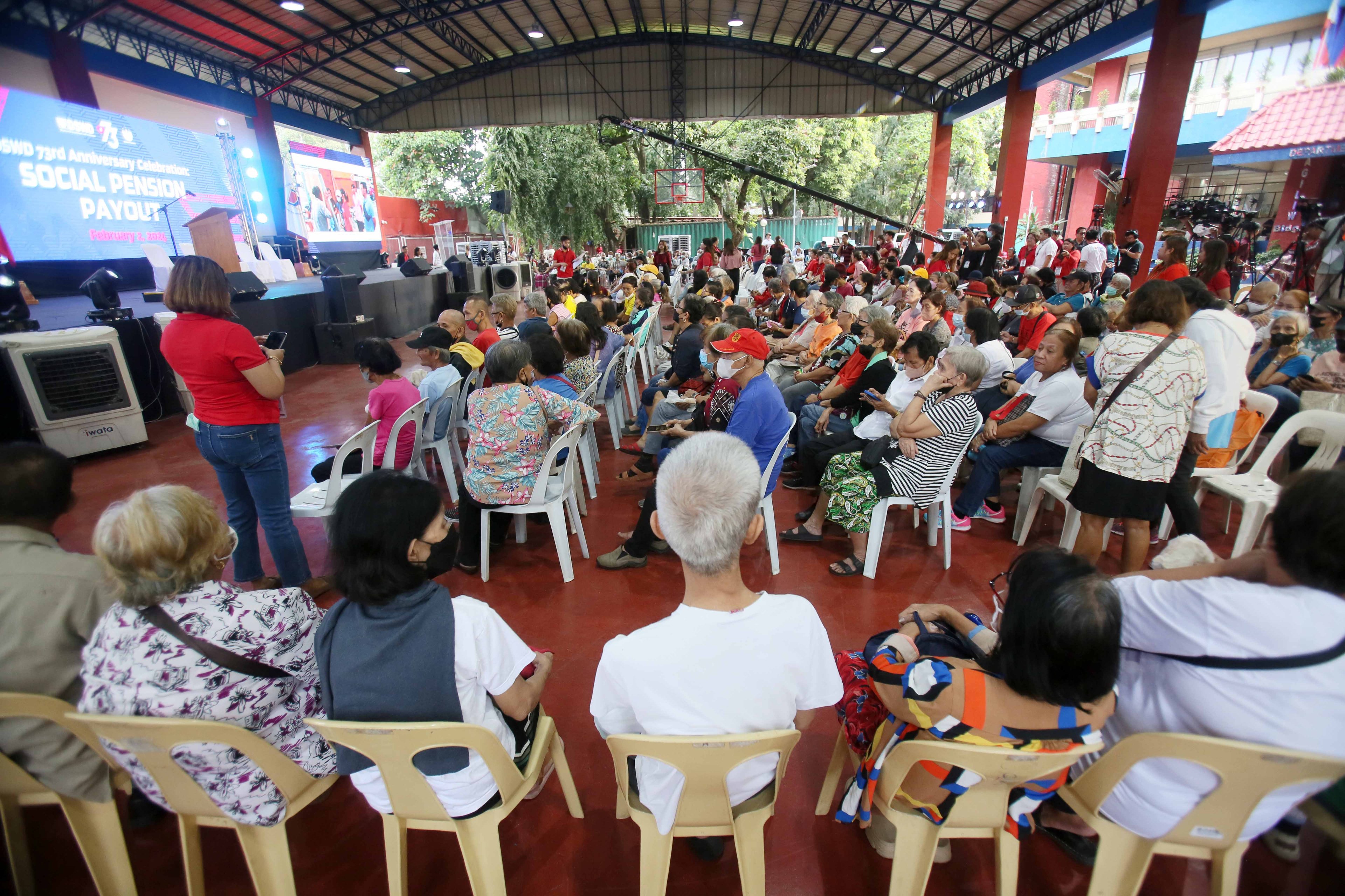 300 senior receives P8-M livelihood tools from DOLE