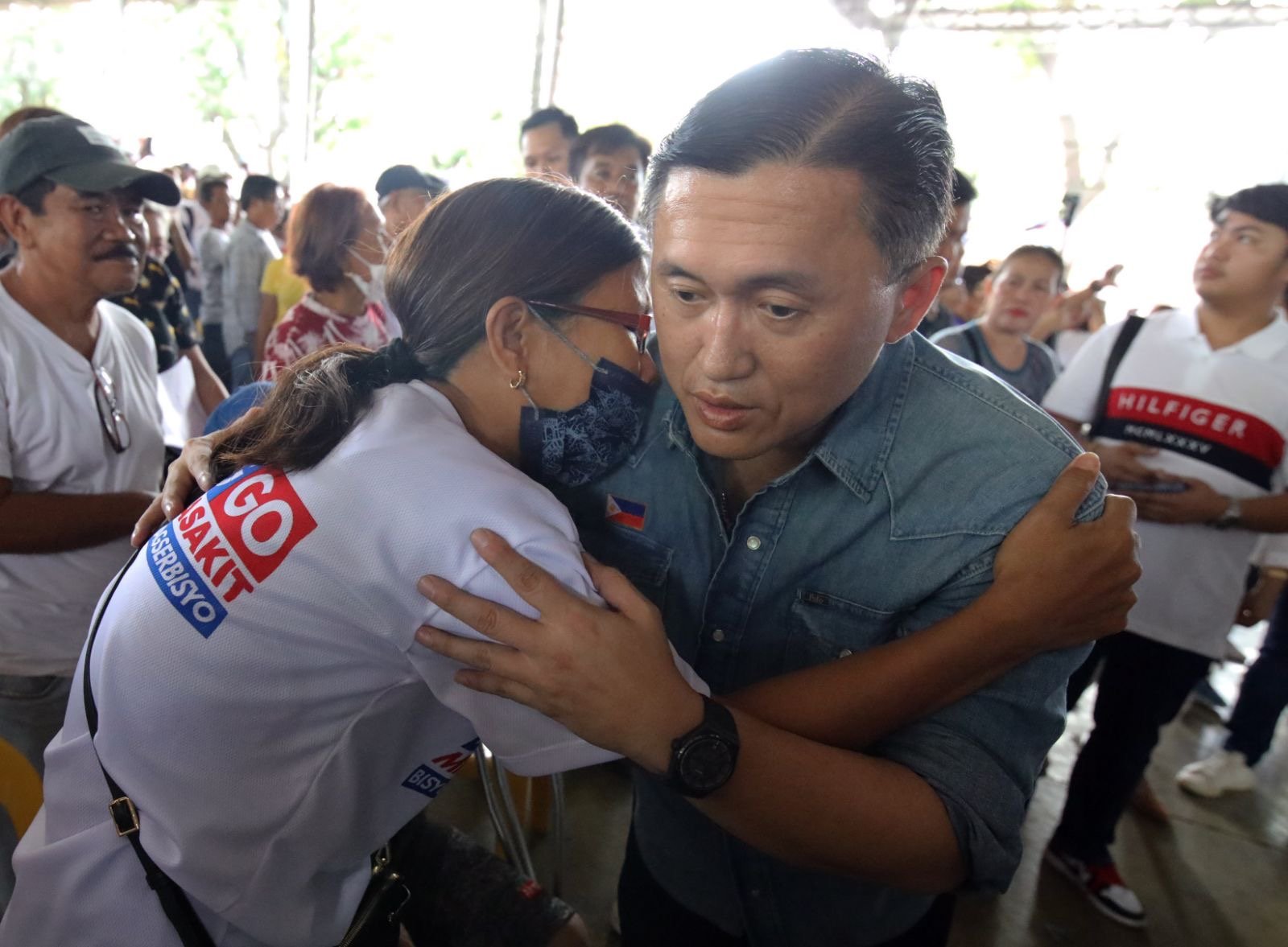 Bong Go provides assistance to indigents in Science City of Muñoz