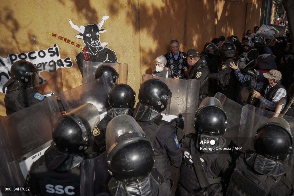 Protesters set fire to two patrol cars in southern Mexico
