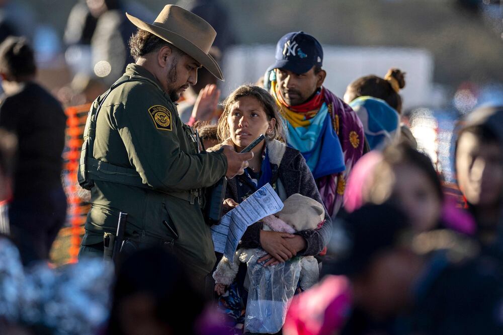 Judge blocks Texas law allowing arrest,
deportation of migrants